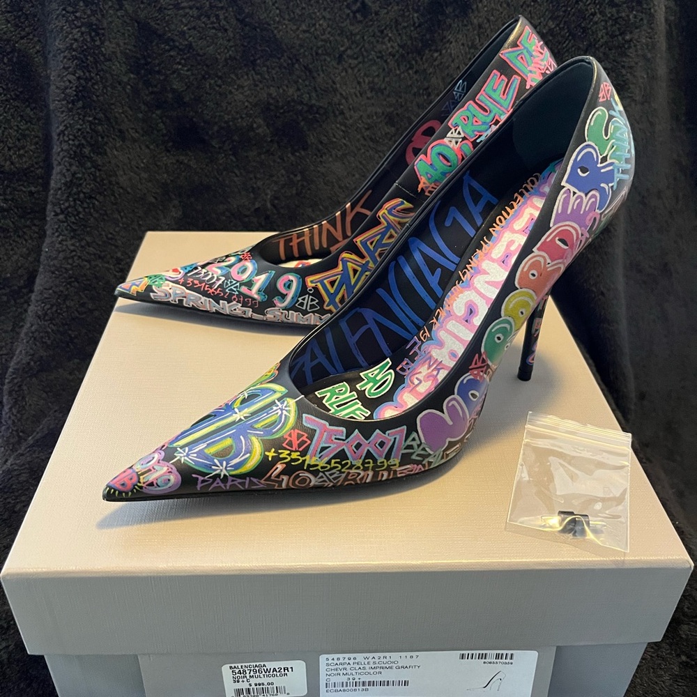 Brand new, never worn Balenciaga knifepoint pumps, size 39 C